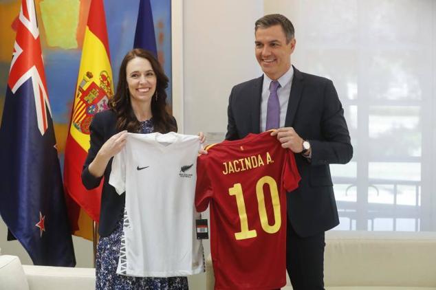 El presidente del Gobierno, Pedro Sánchez y la primera ministra de Nueva Zelanda, Jacinda Ardern, se intercambian camisetas de las selecciones de sus respectivos países en la Moncloa. 