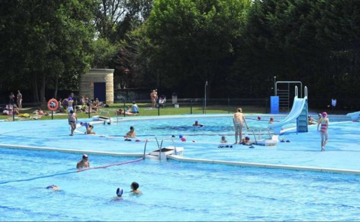 Imagen de archivo de las piscinas descubiertas de La Cantábrica, en El Astillero.