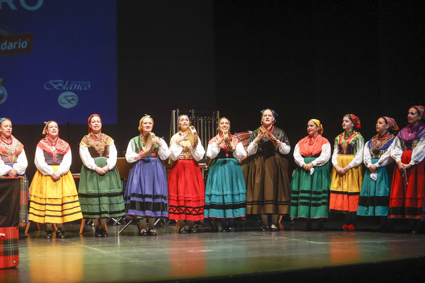 Interpretes de los Coros y Danzas de Santander.