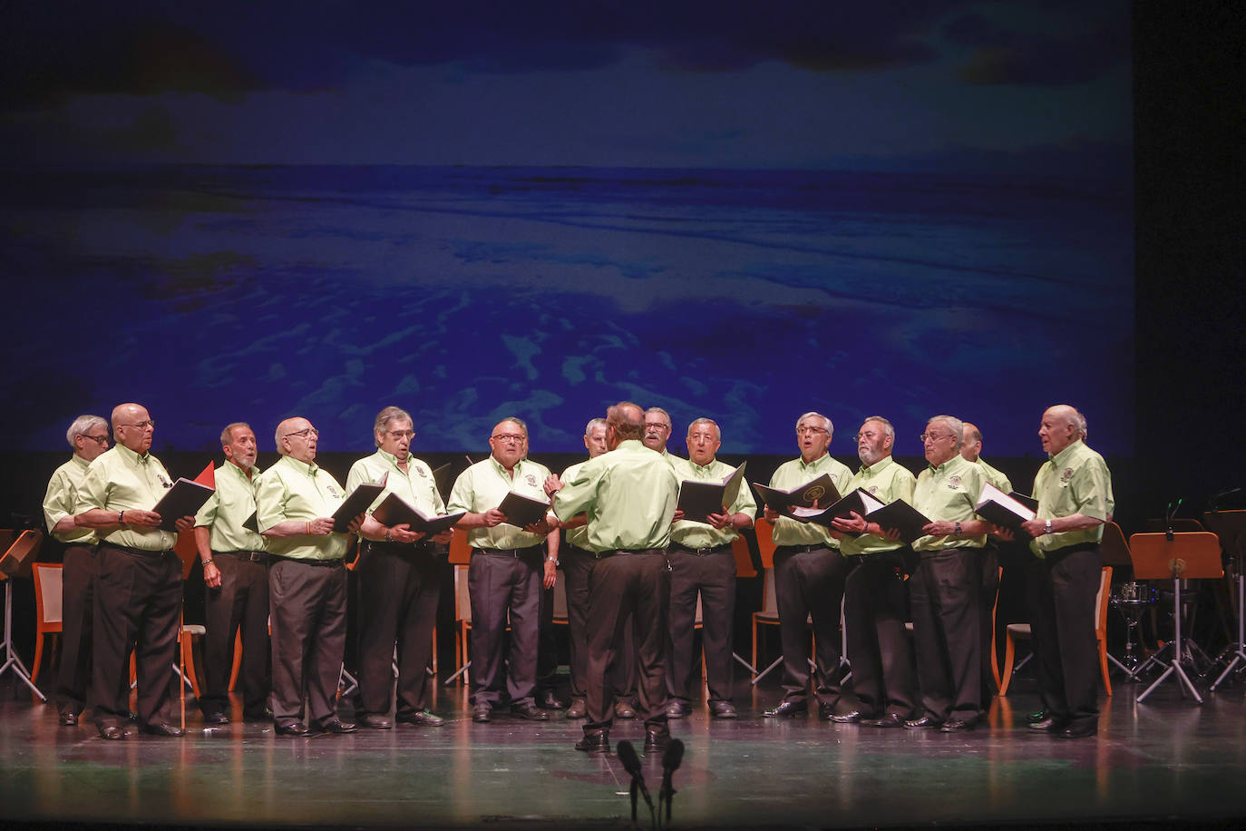 La Coral Amigos del Mar del Barrio Pesquero, durante su actuación. Cantaron 'Dicen que se muere el mar'.