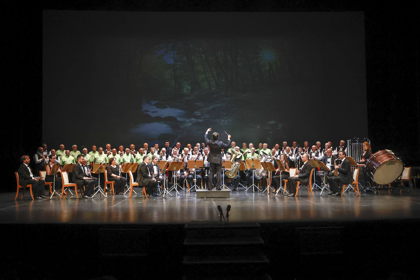 Al final de la gala, la Banda Municipal de Santander y los coros Amigos del mar, Altamira y Besaya estrenaron el himno a Santander, con letra de Pick. 