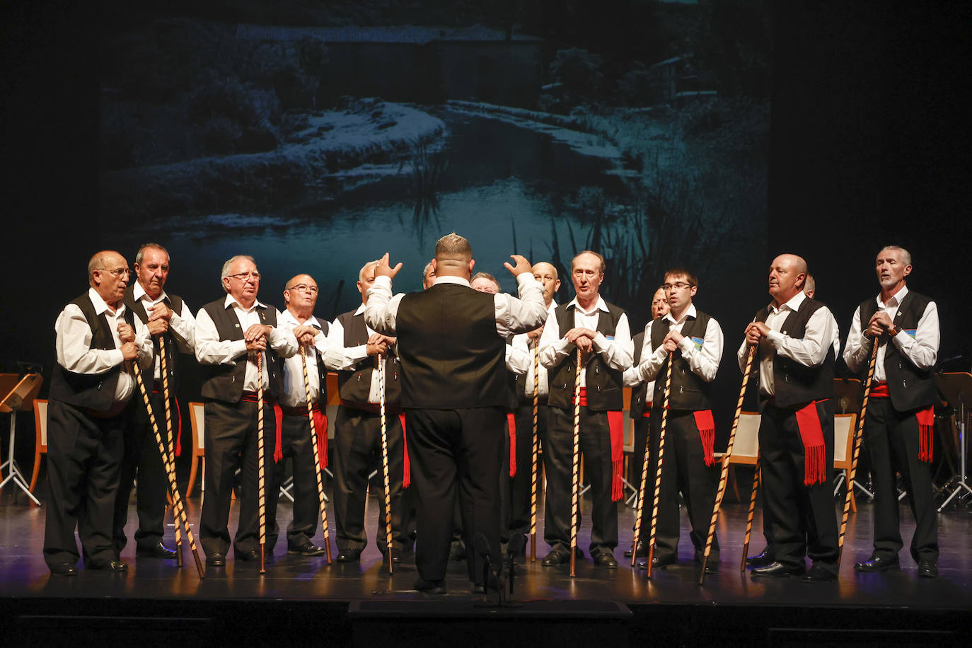 El Coro Ronda Besaya, dirigido por Neco Sáiz García.