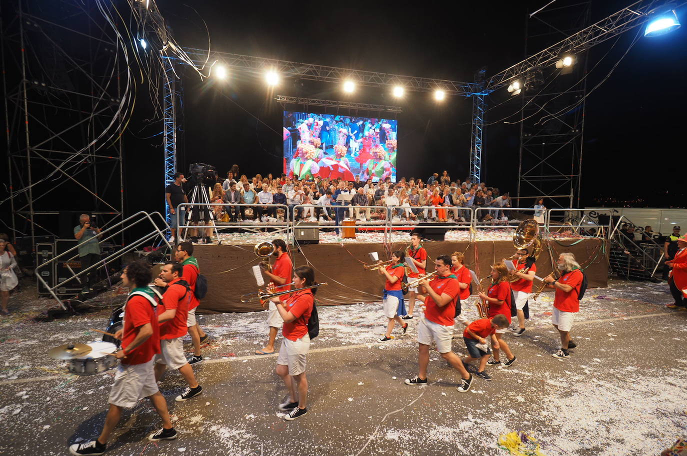 Un grupo de personas participan en ñas fiestas del Coso Blanco.