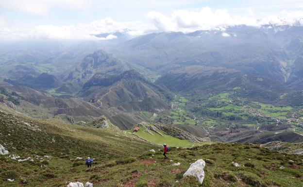 Descenso de la cumbre del Liño, monte a través con la cabaña cercada como punto de referencia y Alles dibujada en la distancia como punto de destino 