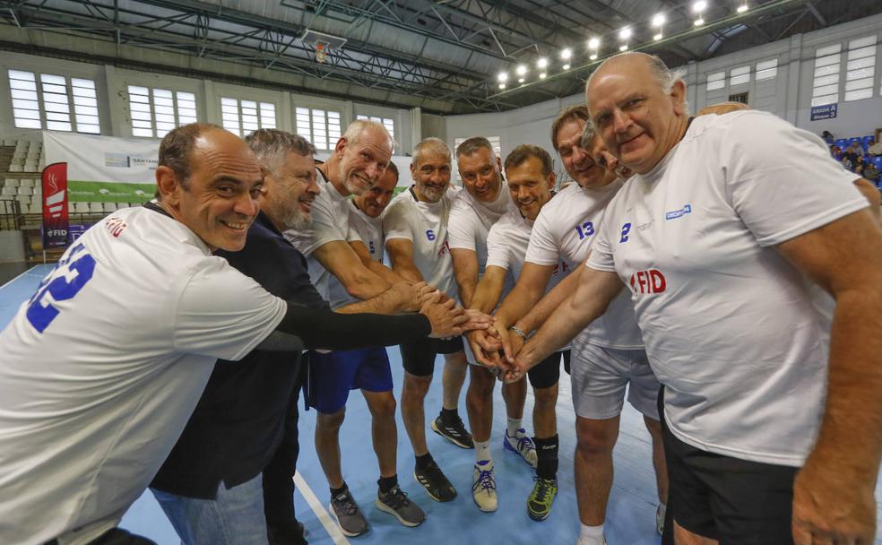 Jota Hombrados, Julián Ruiz, Mats Olsson, Rodrigo Reñones,Chechu Villaldea, Chechu Fernández, Juan Domínguez, Luisón García, Juan Muñoz Melo y Javier Cabanas, este miércoles, durante el homenaje a la plantilla del Teka que ganó la primera edición de la Liga de Campeones, que estrenaba su formato contemporáneo.