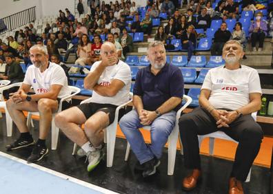 Imagen secundaria 1 - Arriba, Melo, Cabanas, Olson, Chechu Fernández, Villaldea, Hombrados, Julián Ruiz, Luisón, Reñones y Domínguez. Abajo, Villaldea, Cabanas, Julián y Melo, en el banquillo. Y Juan Domínguez, en el partido.