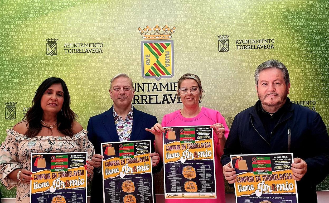 Responsables del Ayuntamiento de Torrelavega y del comercio local presentaron la campaña 'Comprar en Torrelavega tiene premio'. 