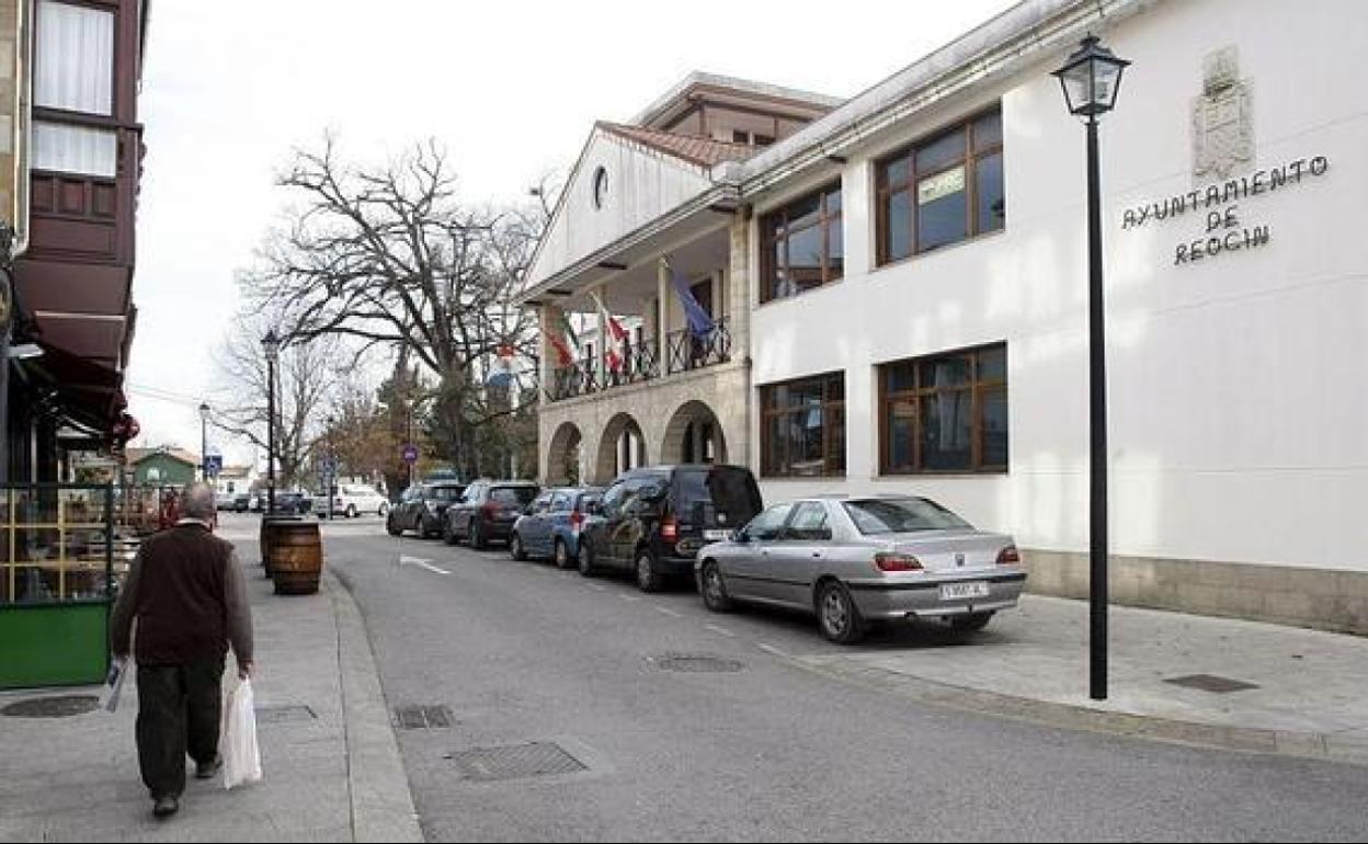 El Ayuntamiento de Reocín a la derecha y, al fondo, la zona de La Robleda, de Puente San Miguel. 