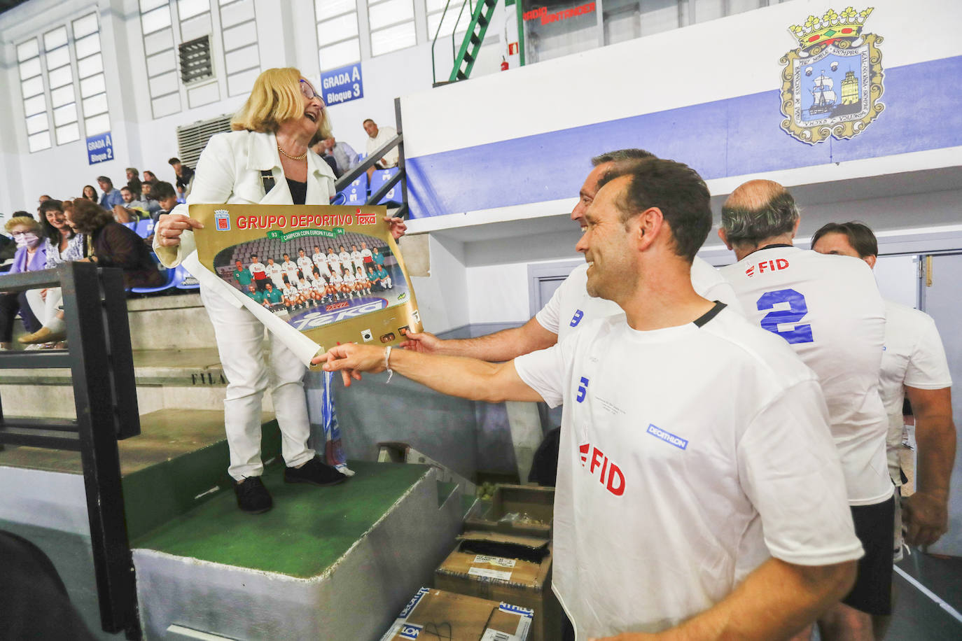 Domínguez y Chechu Fernáandez atienden a una aficionada.