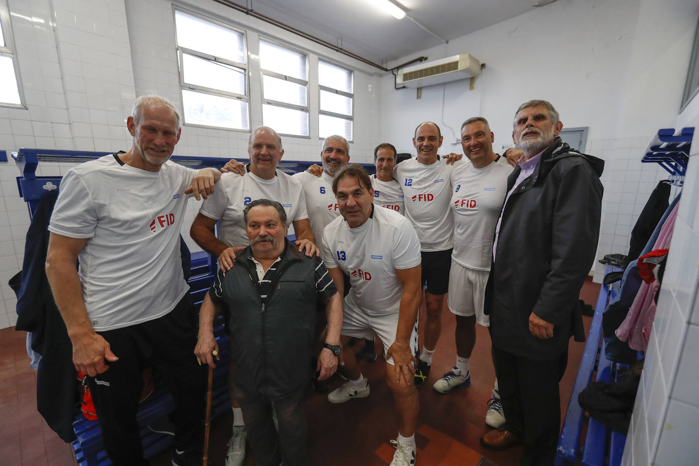 Todos en el vestuario posan con Chema, el utillero del equipo Teka.