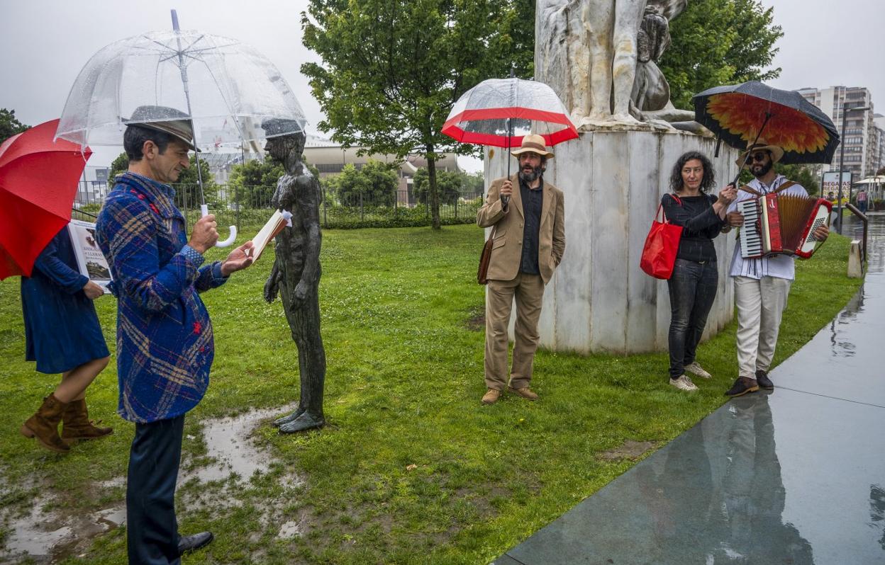 El monumento dedicado a las víctimas del incendio de Santander fue una de las paradas de la acción organizada por Felisa. 