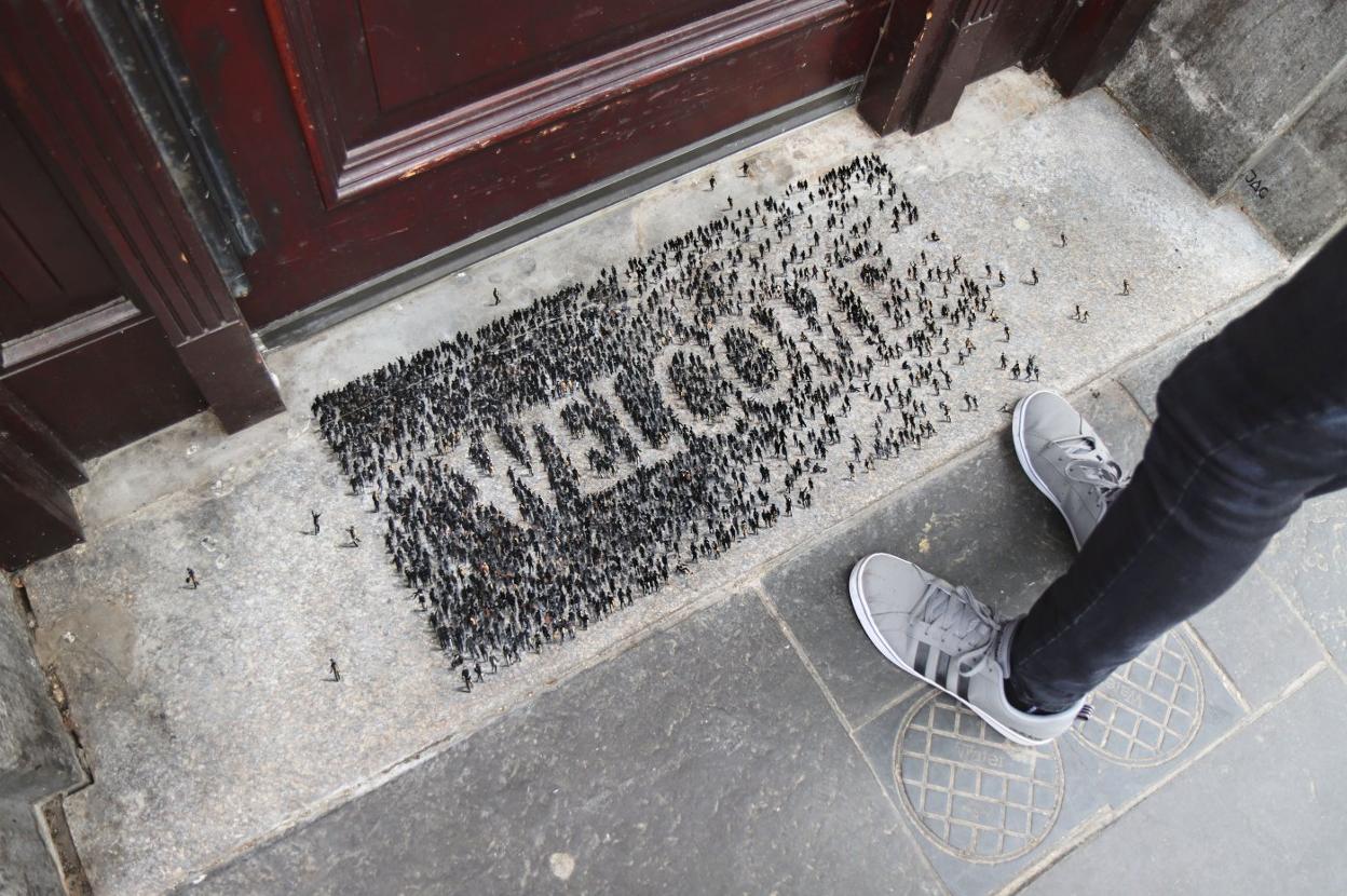 El santanderino Pejac deja su huella social en el Nuart Festival
