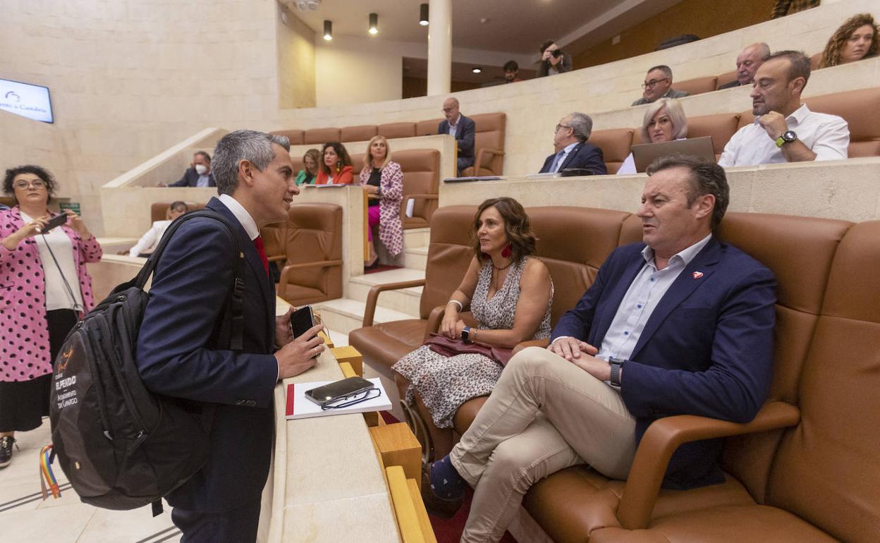 El vicepresidente, Pablo Zuloaga, charla con sus compañeros del Gobierno, los regionalistas Paula Fernández y Guillermo Blanco.