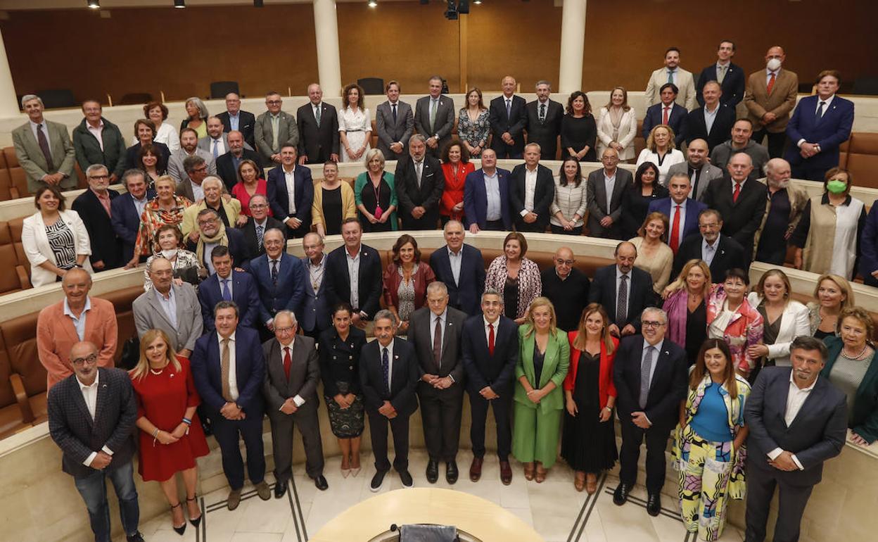 Foto de familia de los parlamentarios cántabros en el hemiciclo .