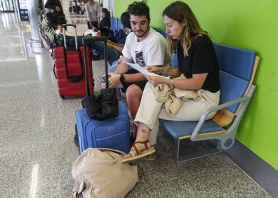 Imagen secundaria 1 - La huelga de Ryanair llega a Cantabria: cancelado el vuelo con destino a Málaga