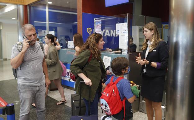 Imagen principal - La huelga de Ryanair llega a Cantabria: cancelado el vuelo con destino a Málaga