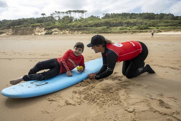 En ocasiones, hay monitores individualizados para practicar el surf.