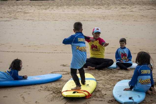 Primero ensayar sobre la arena, para luego hacerlo en el mar con las olas.