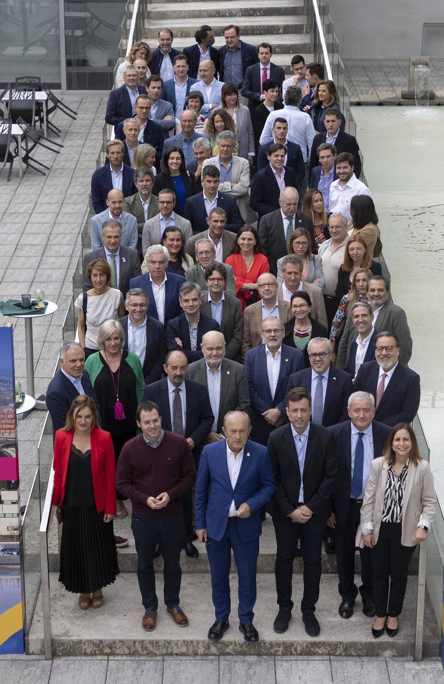 López Marcano y Huerta, en el centro, junto al resto de asistentes a la presentación del plan.