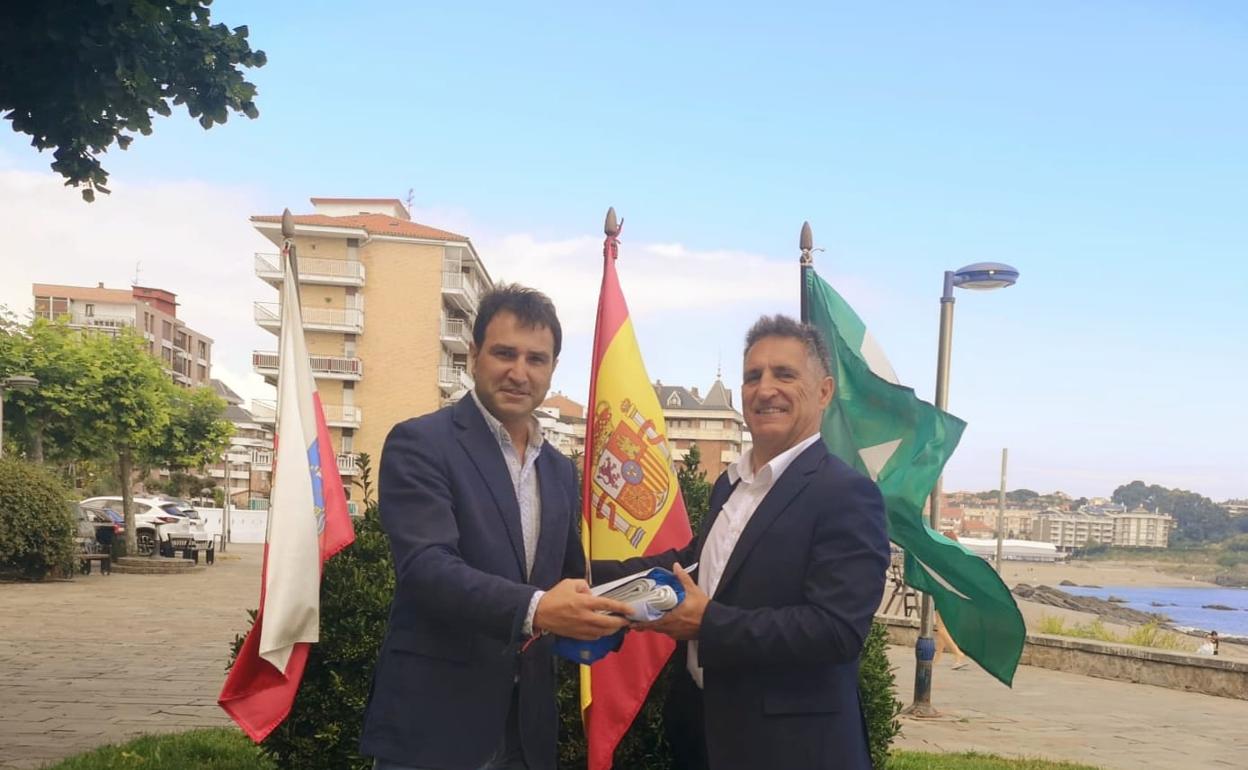 Las playas de Ostende y Oriñón reciben el distintivo de la Bandera Azul 2022