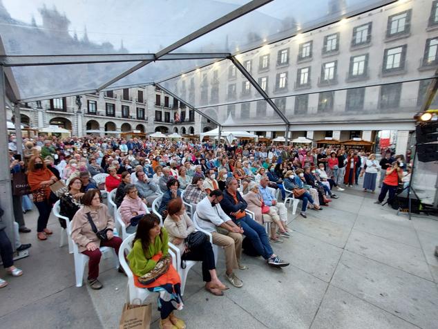 La inaguración de la feria tuvo un carácter multitudinario.