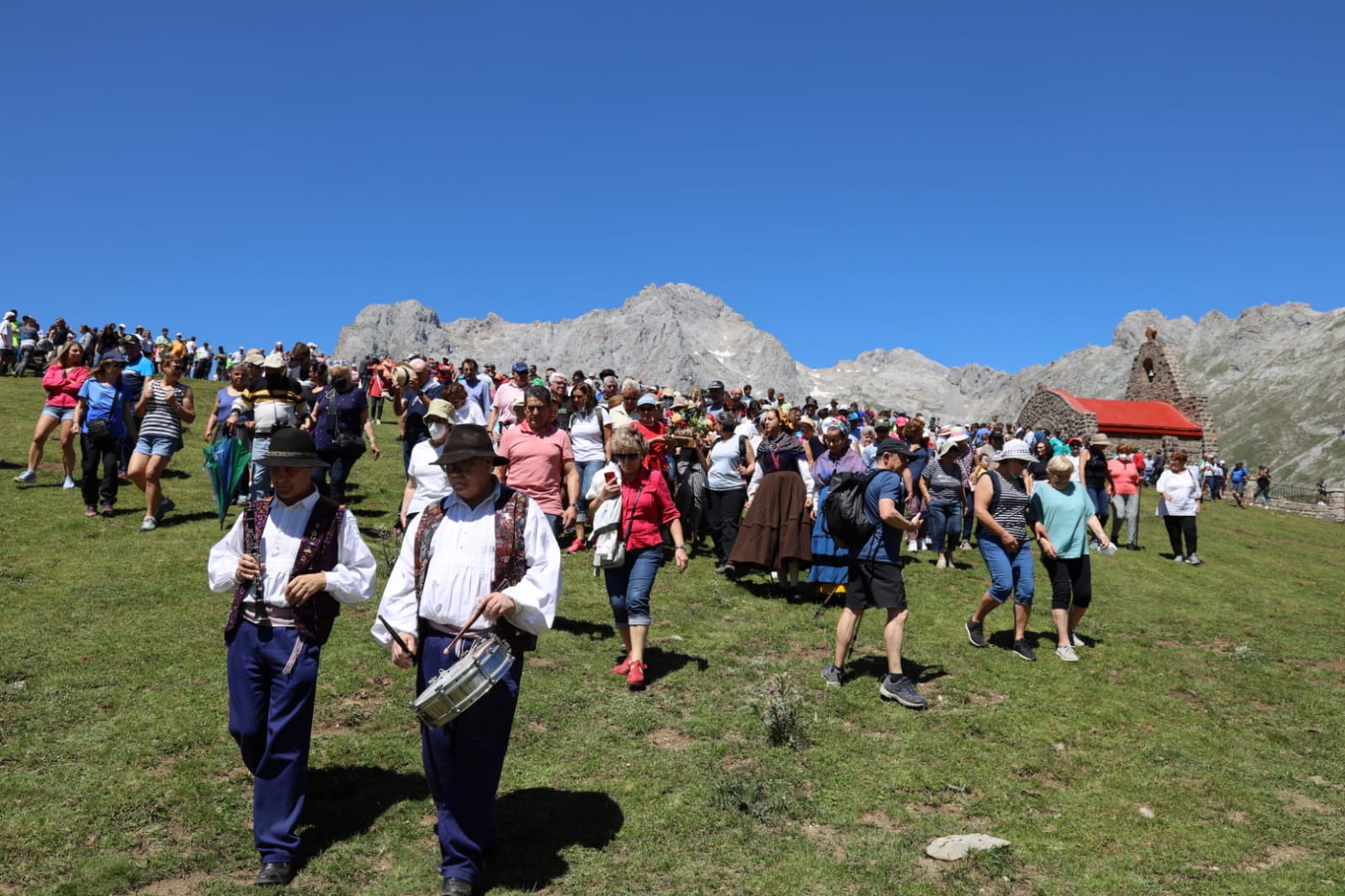 Cientos de romeros participaron en la fiesta de la Virgen de la Salud en Áliva. 