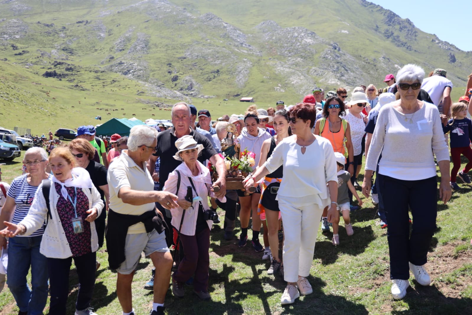 Cientos de romeros participaron en la fiesta de la Virgen de la Salud en Áliva. 