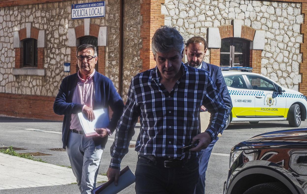 Francisco Viar, exalcalde de Cayón, a la izquierda, entra acompañado de su abogado y del técnico de obras. 