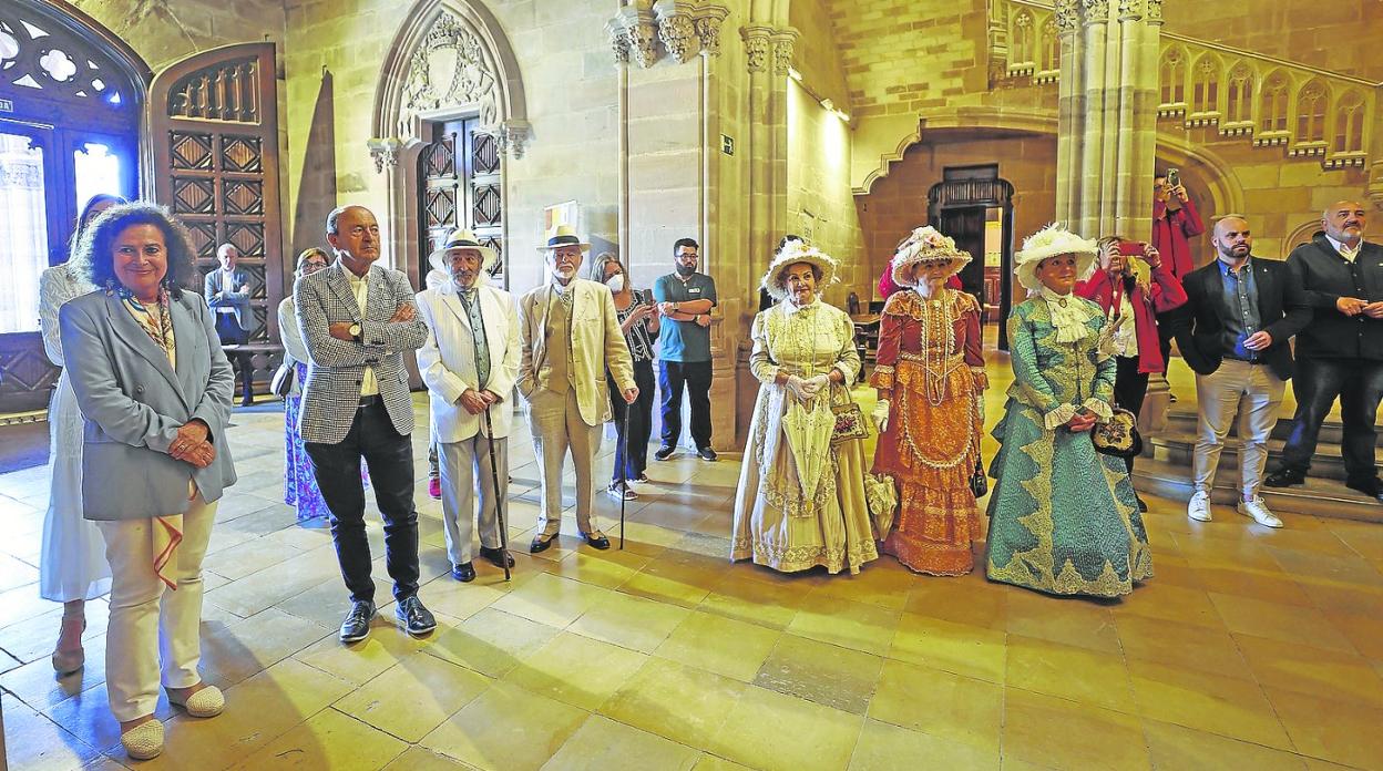 Teresa Noceda y Javier López Marcano, en el Palacio de Sobrellano, junto a asistentes vestidos de indianos.