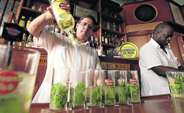 Preparación de un mojito (un grande de los cócteles alcohólicos). 