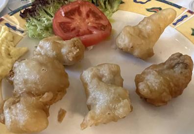 Imagen secundaria 1 - Merluza en tempura, y puerros con queso picón. 