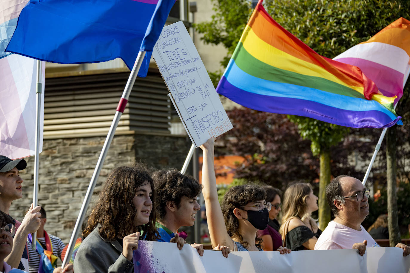 Cientos de personas se han sumado este sábado por la tarde a la manifestación en Santander del Día del Orgullo LGTBI+, en un ambiente reivindicativo y festivo desde la Plaza de Numancia a la de Alfonso XXIII.