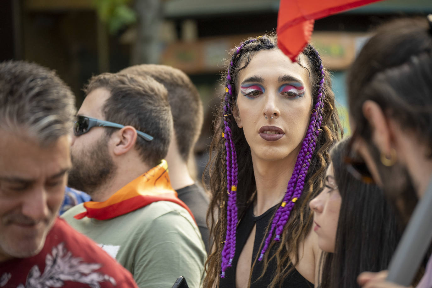 Cientos de personas se han sumado este sábado por la tarde a la manifestación en Santander del Día del Orgullo LGTBI+, en un ambiente reivindicativo y festivo desde la Plaza de Numancia a la de Alfonso XXIII.