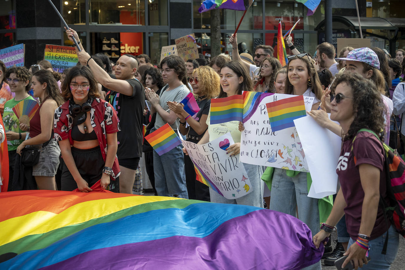 Cientos de personas se han sumado este sábado por la tarde a la manifestación en Santander del Día del Orgullo LGTBI+, en un ambiente reivindicativo y festivo desde la Plaza de Numancia a la de Alfonso XXIII.