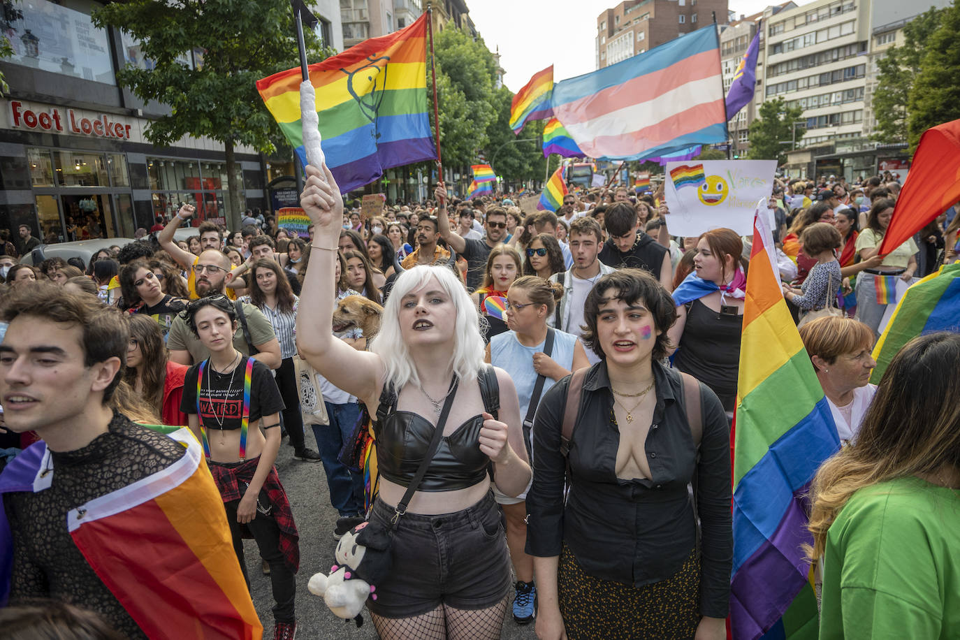 Cientos de personas se han sumado este sábado por la tarde a la manifestación en Santander del Día del Orgullo LGTBI+, en un ambiente reivindicativo y festivo desde la Plaza de Numancia a la de Alfonso XXIII.