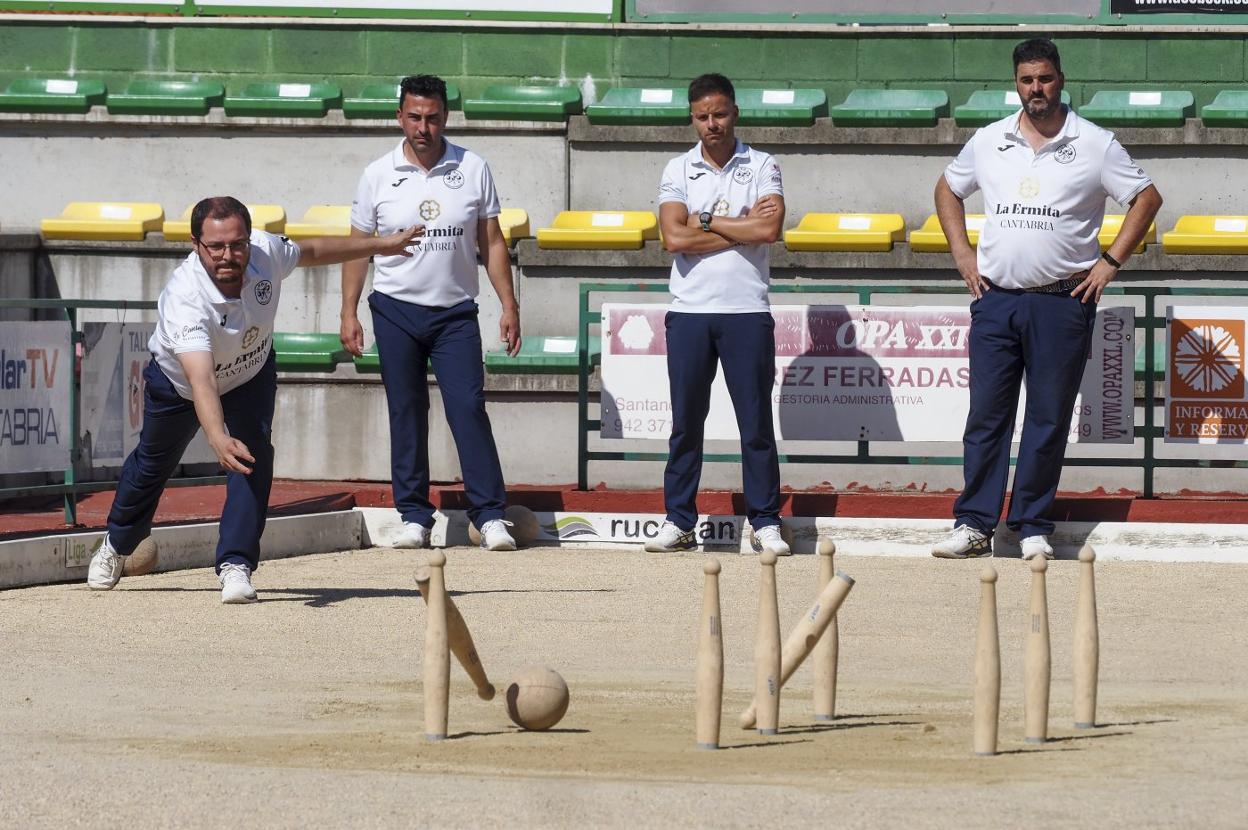 Rubén Samperio birla para Casar durante el partido de ayer con Fernando Ocejo, Vicente Diego y David Cianca atentos a la jugada. 