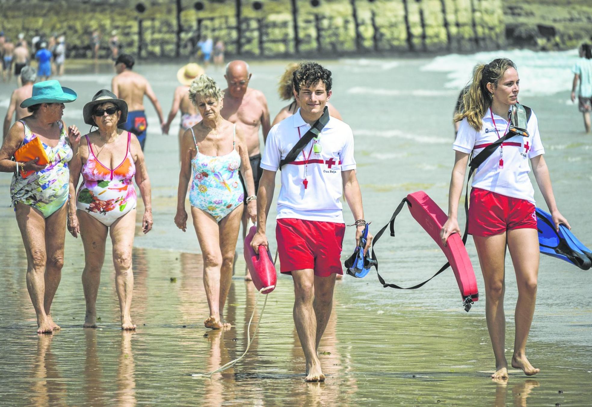 Los socorristas de Cruz Roja vigilan las playas durante todo el verano, en esta imagen la Segunda de El Sardinero. 