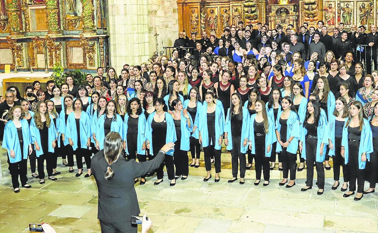 El director del Coro de Jóvenes de Madrid dirigió en la clausura a todos los coralistas participantes en la interpretación de la obra obligada del festival.