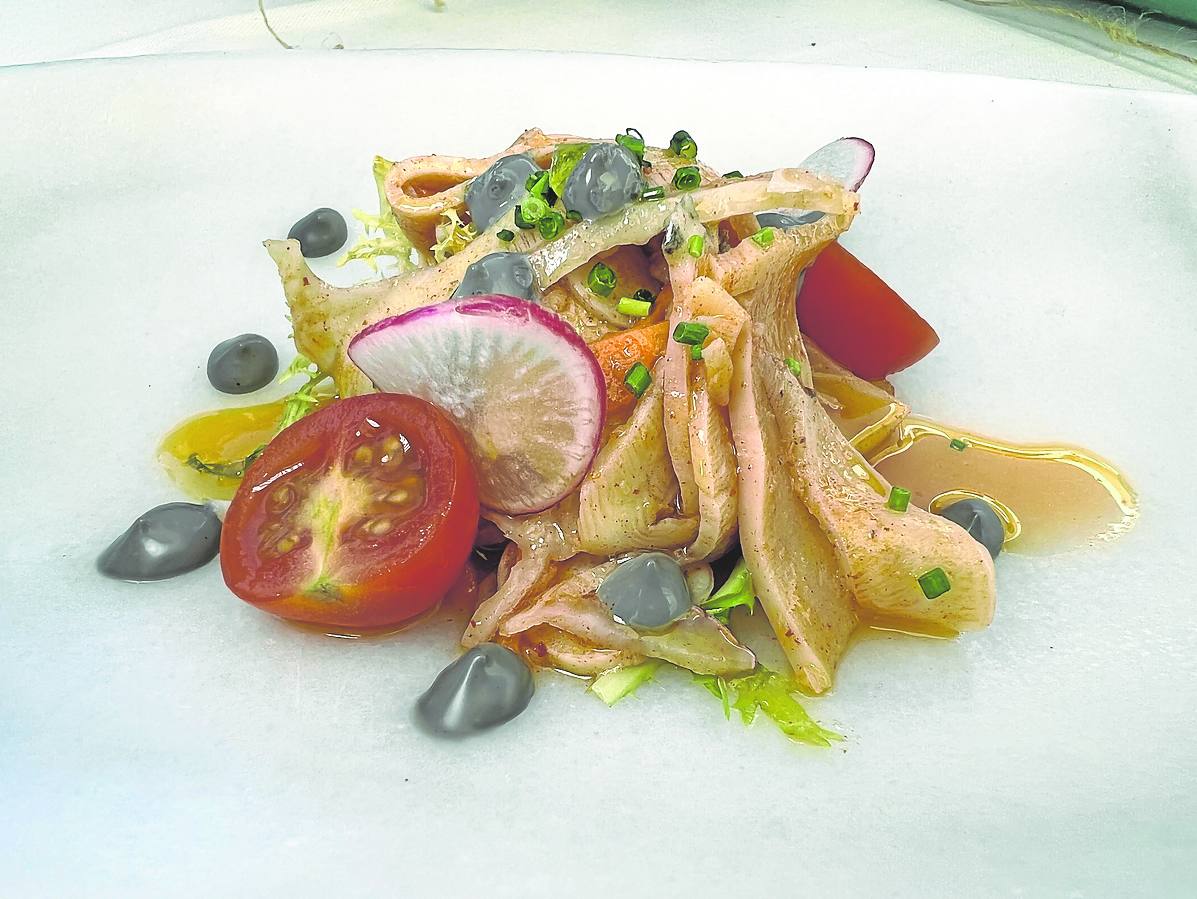 Ensalada de sepia en vinagreta con su mayonesa, una emulsión de su tinta. 