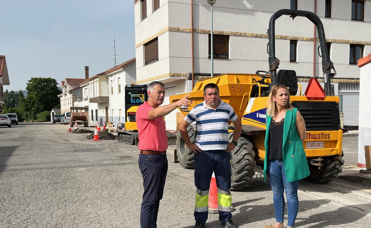 El alcalde supervisando las obras de la red que se están ejecutando en la zona. 