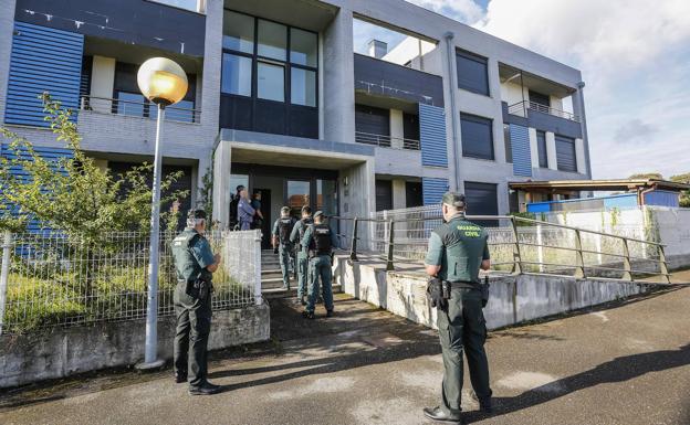 El dispositivo de la Guardia Civil en el momento de acceder al bloque de viviendas.