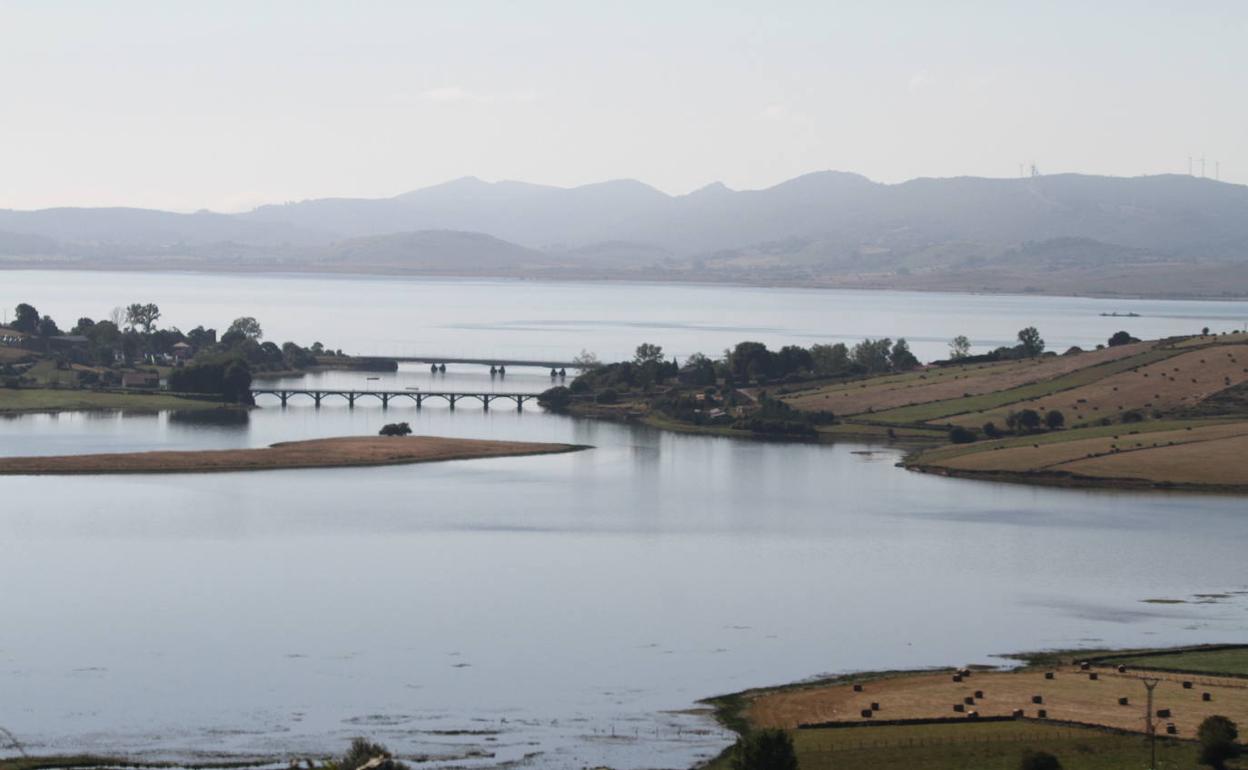 Vista general del pantano del Ebro.