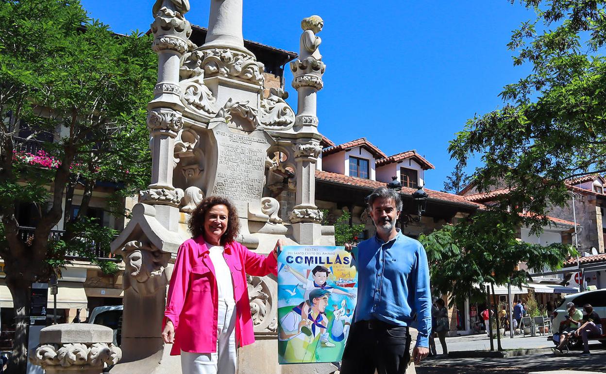 La alcaldesa Teresa Noceda y el concejal de Festejos Pedro Velarde sostienen el cartel de las fiestas, realizado por el ilustrador José Aguilar. 