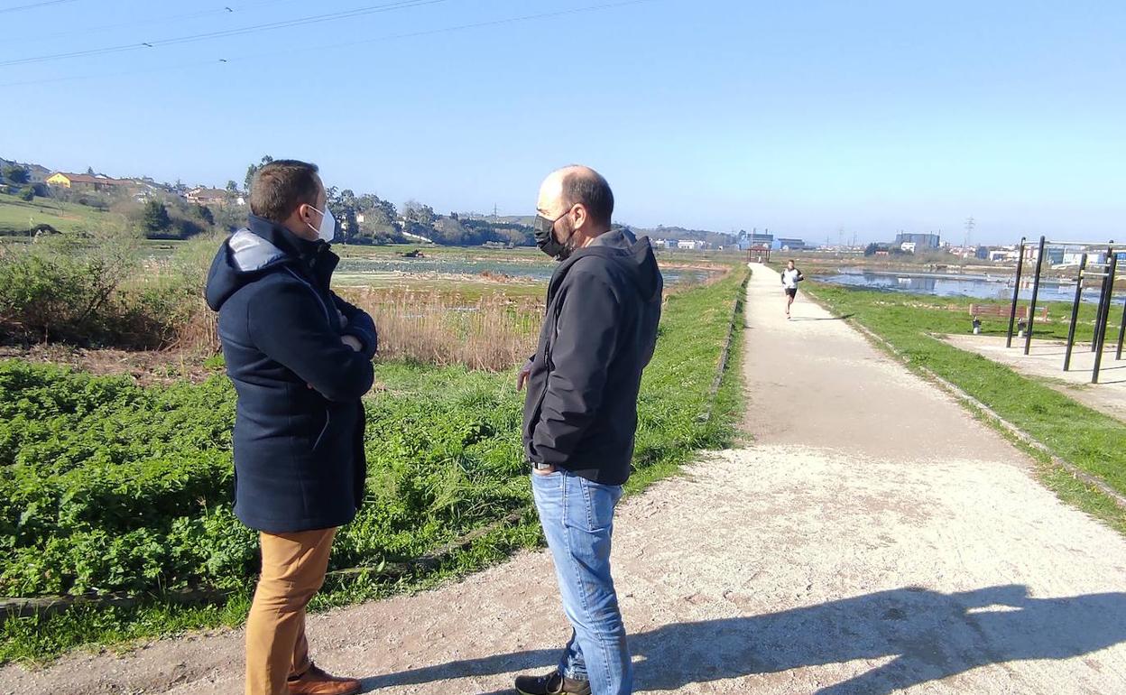 Imagen de archivo del concejal de Medio Ambiente,  Alfonso Suárez, y un miembro de la SEO Birdlife, en las marismas de El Astillero. 