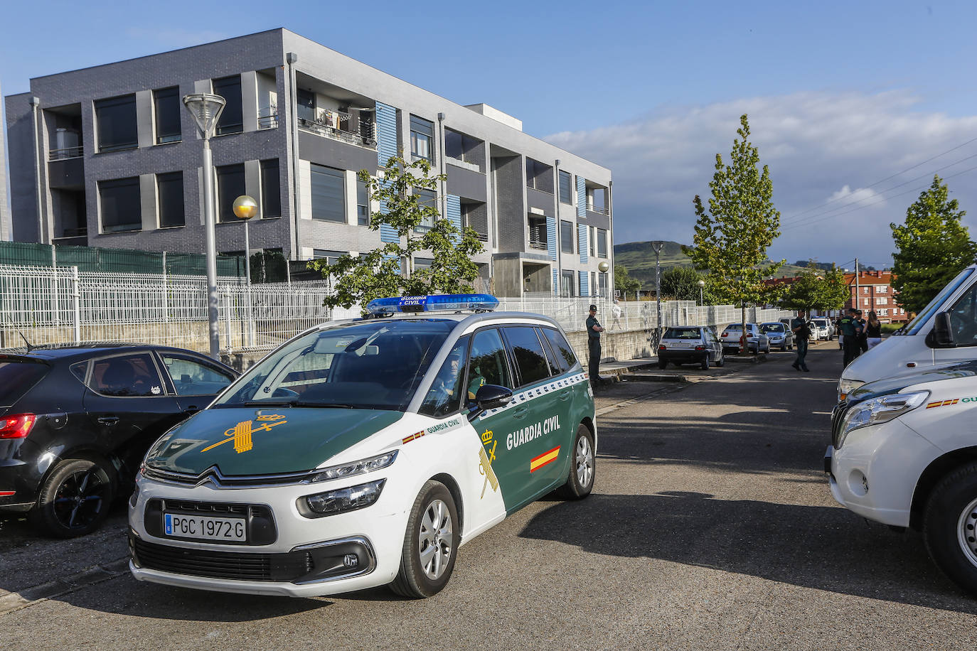 Agentes de la Guardia Civil en el instante previo al acceso a uno de los bloques de la urbanización.