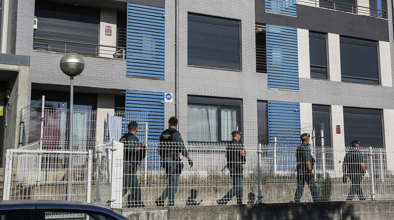 Agentes de la Guardia Civil en el instante previo al acceso a uno de los bloques de la urbanización.