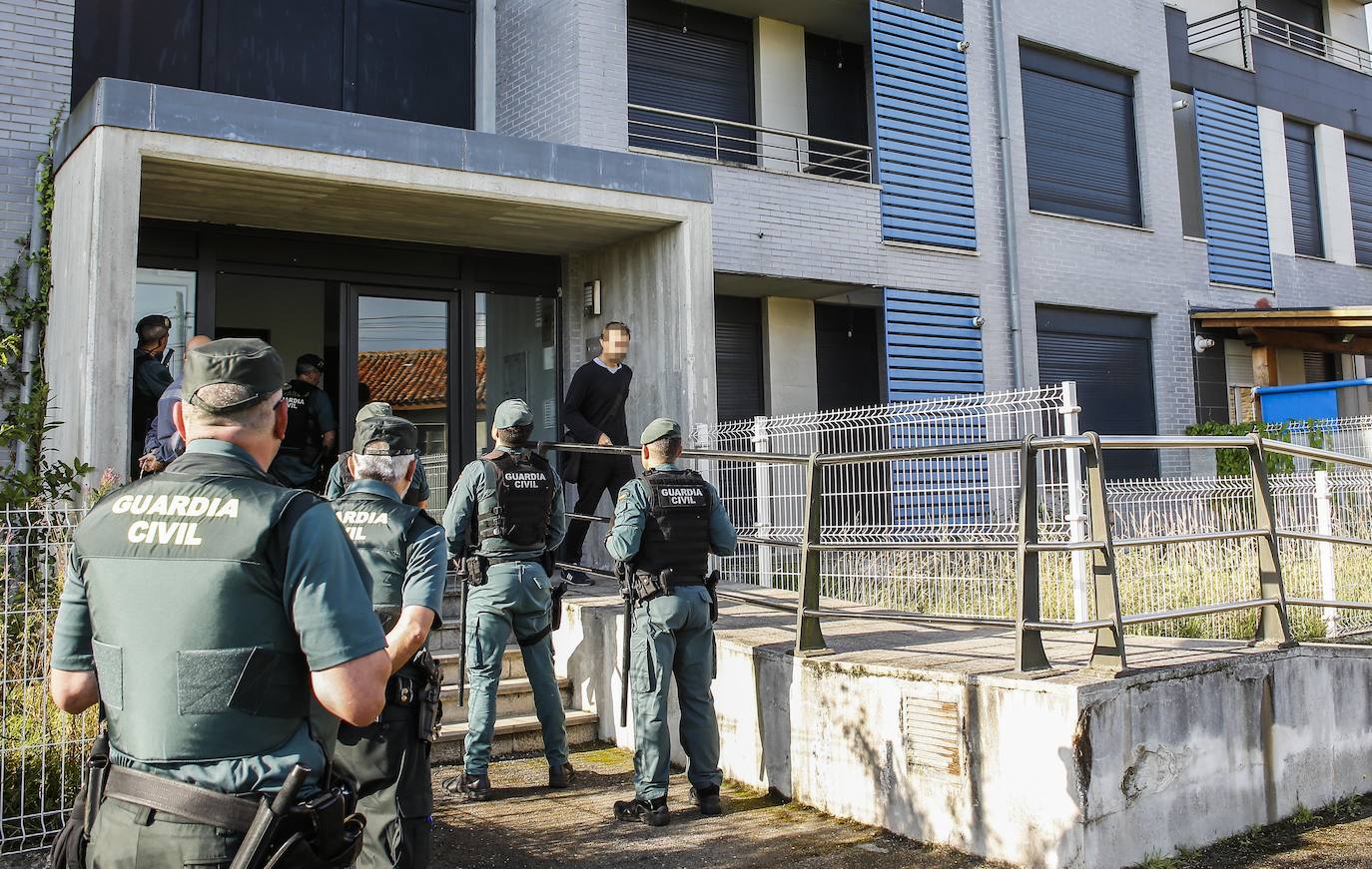 Agentes de la Guardia Civil en el instante previo al acceso a uno de los bloques de la urbanización.