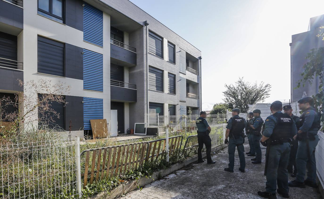 Agentes de la Guardia Civil en el instante previo al acceso a uno de los bloques de la urbanización.