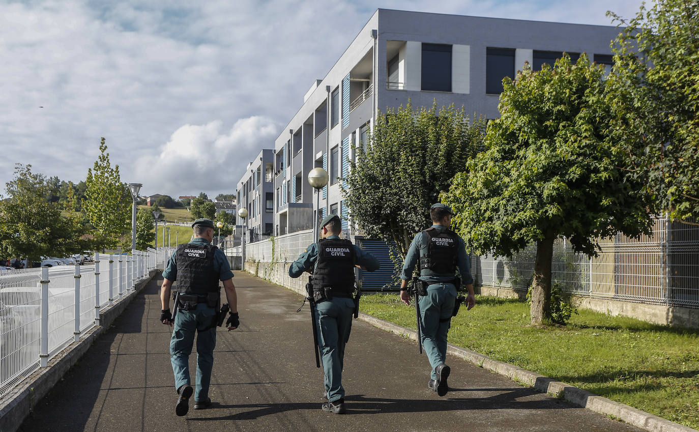 Agentes de la Guardia Civil en el instante previo al acceso a uno de los bloques de la urbanización.