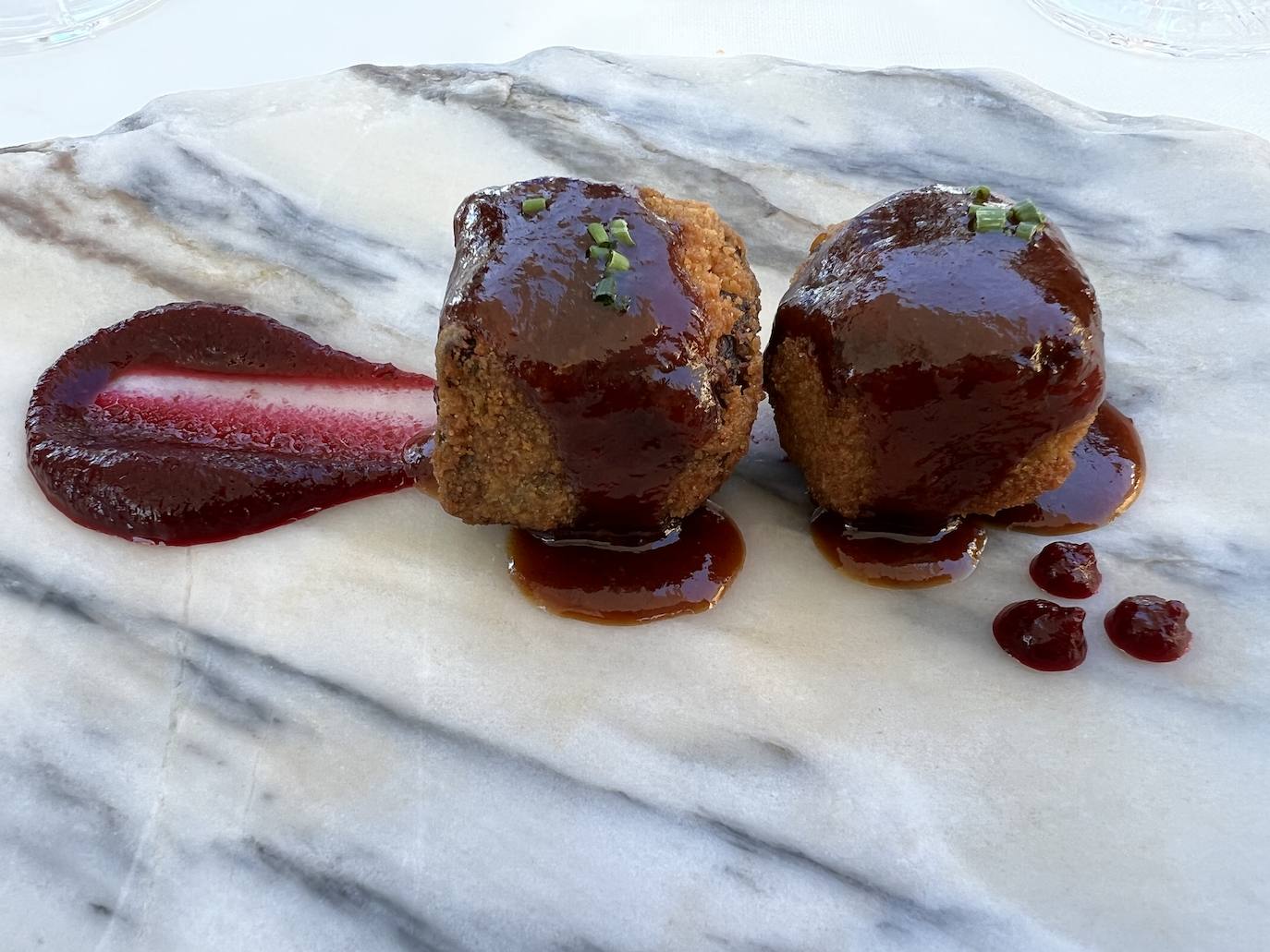 Samuel Fernández desarrolla propuestas muy gustosas con toques creativos pero sin olvidar los conceptos clásicos | La carta cuenta con una amplia y atractiva variedad de entrantes antes de llegar a los pescados del día